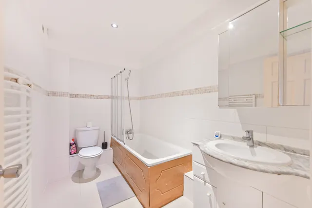 Photo 3 — 35a Chatsworth Road, London