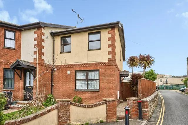 Avenue Road, Sandown, PO36, photo 1
