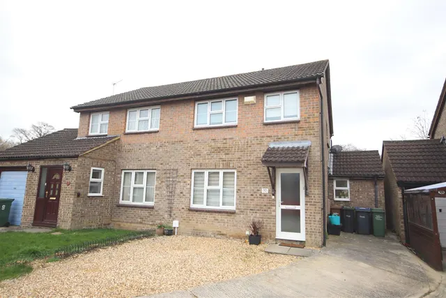 Holland Close, Chippenham, photo 1