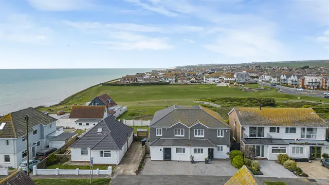 Roderick Avenue, Peacehaven, photo 2