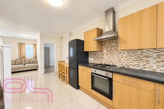 Raynor Close, Southall, UB1, photo 3