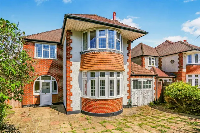 Arundel Avenue, Ewell, KT17 2RN, photo 1