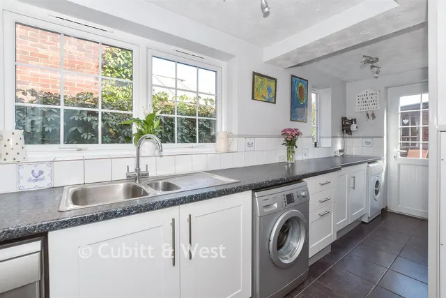 Malthouse Road, Southgate, RH10, photo 3