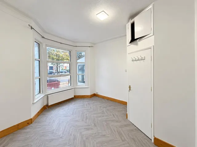 bed Maisonette To LetMaswell Park Crescent, Hounslow, TW3, photo 2