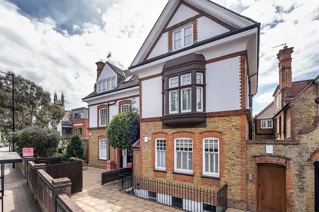 Upper Richmond Road, London, SW15, photo 1