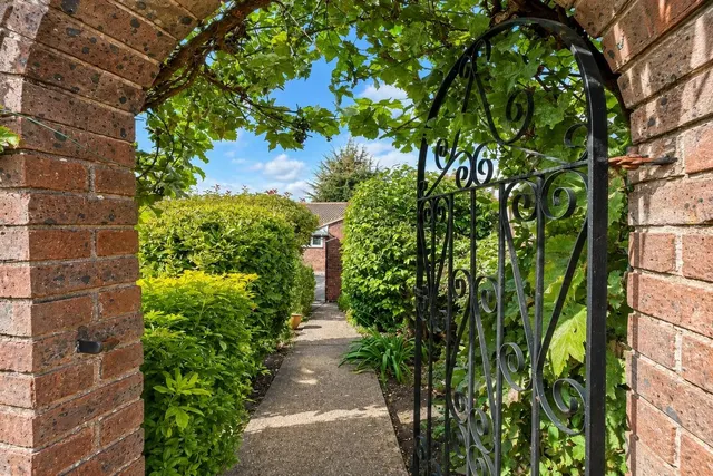 Brompton Farm Road, Rochester, photo 1