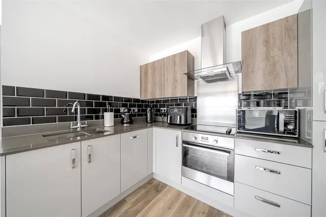 Photo 3 — Hawthorne Crescent, SE10