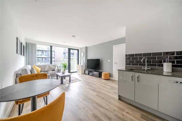 Photo 2 — Hawthorne Crescent, SE10