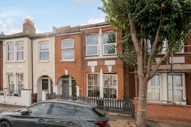 47 Khartoum Road, London, photo 1