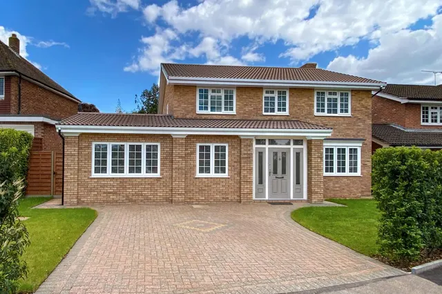 Derwent Close, Claygate, Esher, Surrey, KT10 0RF, photo 1
