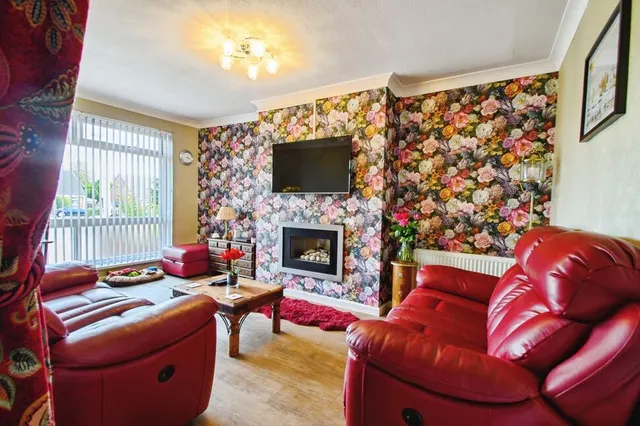 Cornwall Drive, Bury, BL9, photo 2