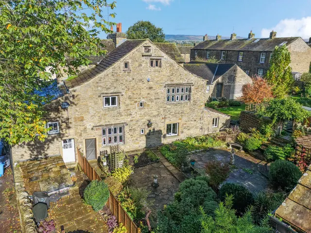 Brook View, Carleton, BD23, photo 1