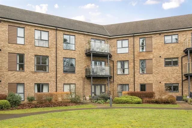 Photo 3 — Hamilton Road, Sarisbury Green