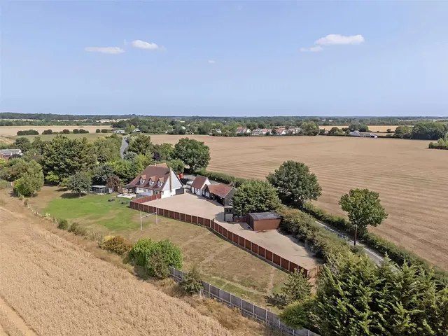 Photo 2 — Braintree Road, Felsted, Dunmow, Essex, CM6 3JZ