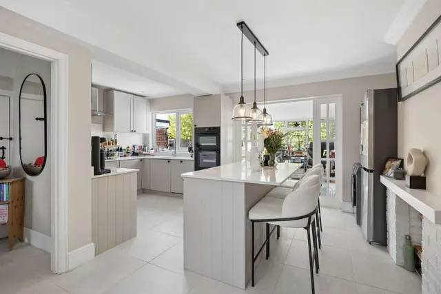 Worplesdon Road, Guildford, Surrey, GU2 9RT, photo 1