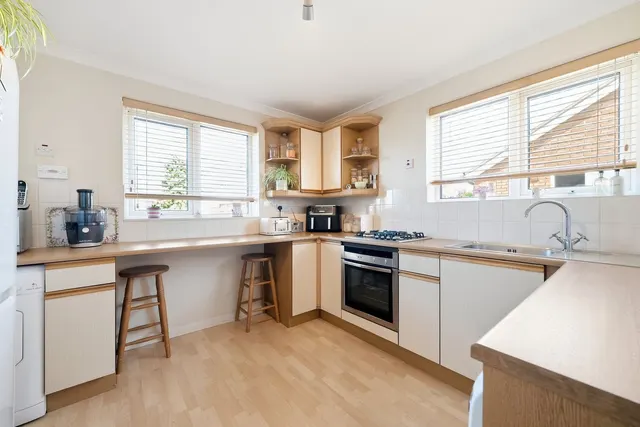 Conway Drive, Ashford, TW15, photo 2