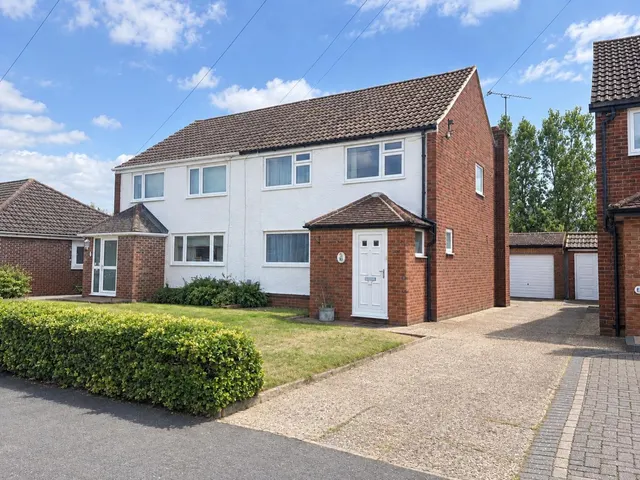 Wavendene Avenue, Surrey Egham, TW20, photo 1