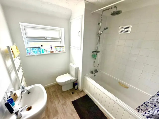 Wavendene Avenue, Surrey Egham, TW20, photo 3