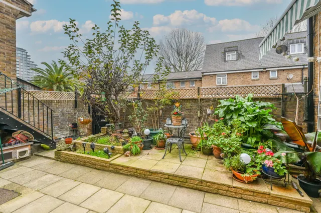 Photo 3 — 6 West Gardens, London