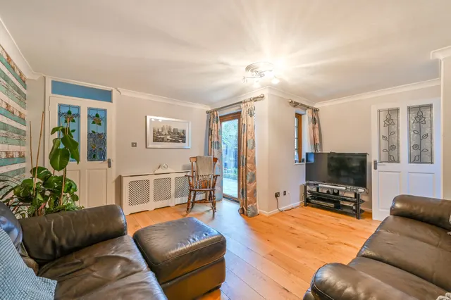 6 West Gardens, London, photo 1
