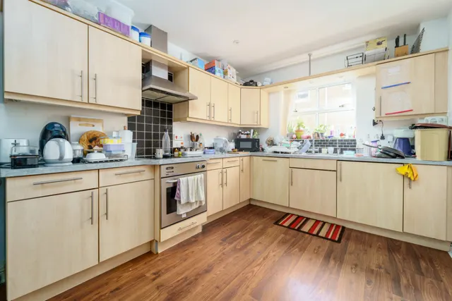 Wraysbury Gardens, Staines-upon-Thames, TW18, photo 2