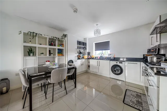 Photo 3 — Waratah Drive, Chislehurst, BR7