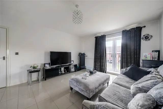 Photo 2 — Waratah Drive, Chislehurst, BR7