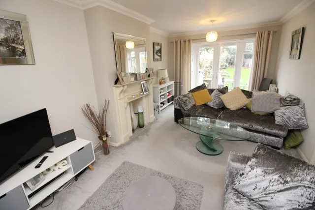Photo 2 — Grafton Road, WORCESTER PARK, Surrey, Worcester Park, KT47QR
