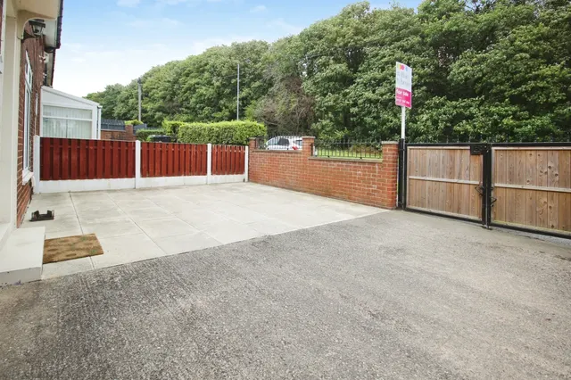Photo 2 — Swarcliffe Avenue, Leeds