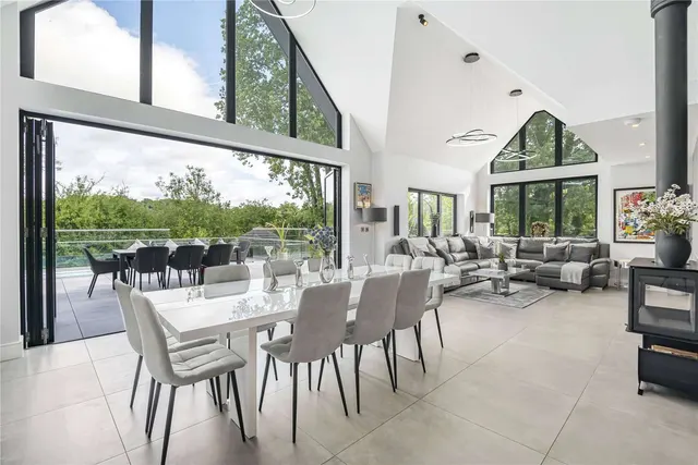 Photo 3 — The Warren, Caversham, Reading, RG4 7TQ