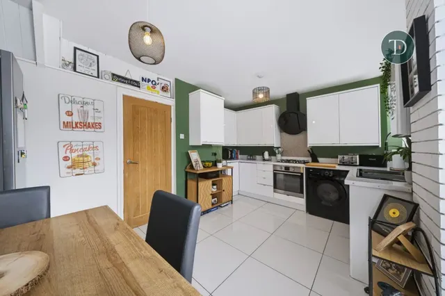 Elaine Close, Great Sutton, CH66, photo 2