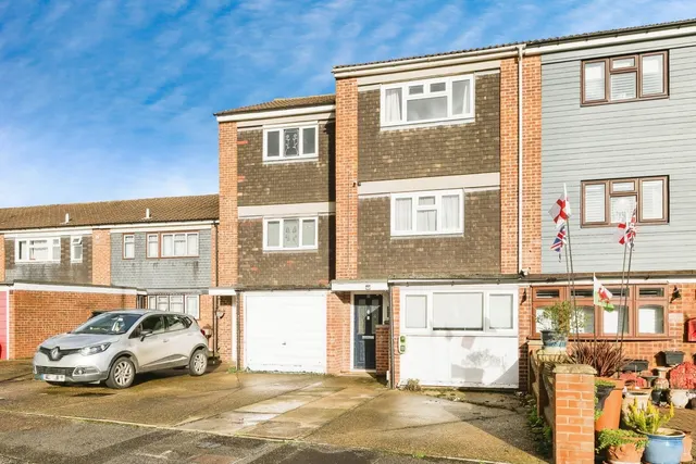 Neave Crescent, Romford, RM3, photo 1