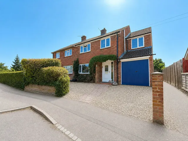 Luton Road, Caddington LU1 4AF, photo 1