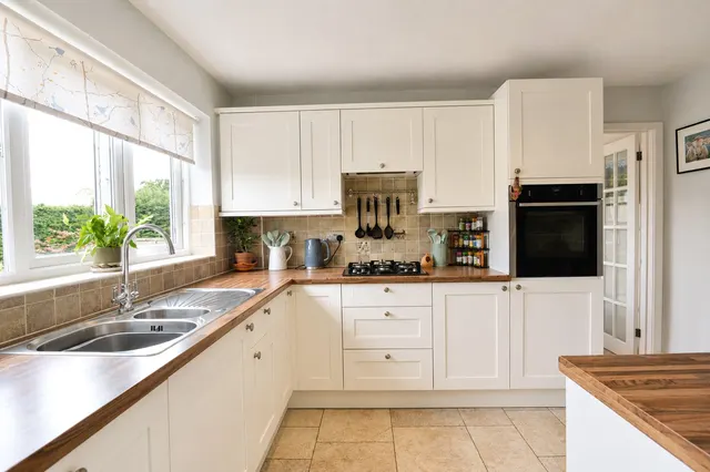 Photo 3 — Oak Close, Lyndhurst, Hampshire, SO43 7EF