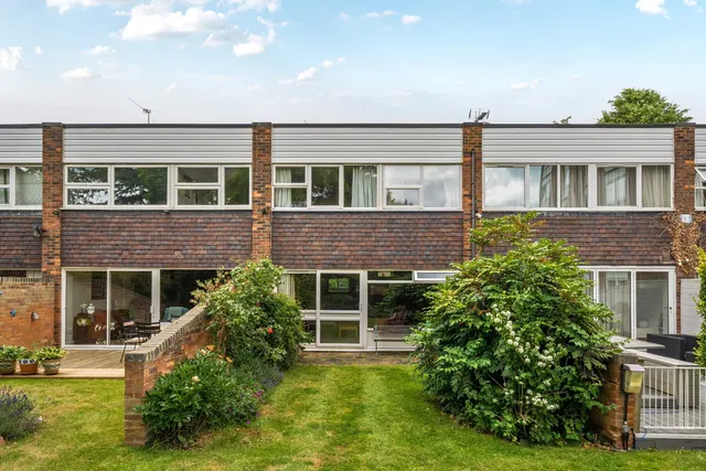 Photo 3 — Alton Gardens, Beckenham, BR3