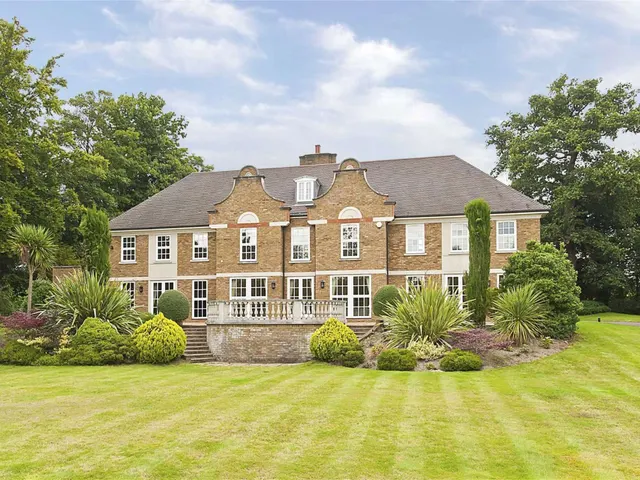 Blackhills, Esher, Surrey, KT10 9JP, photo 1