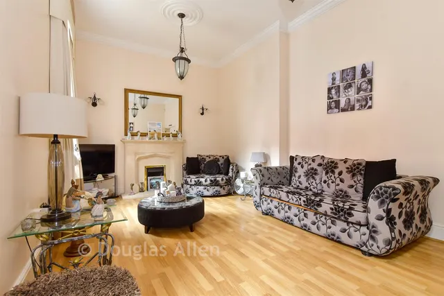 Rosebury Square, Woodford Green, IG8, photo 3