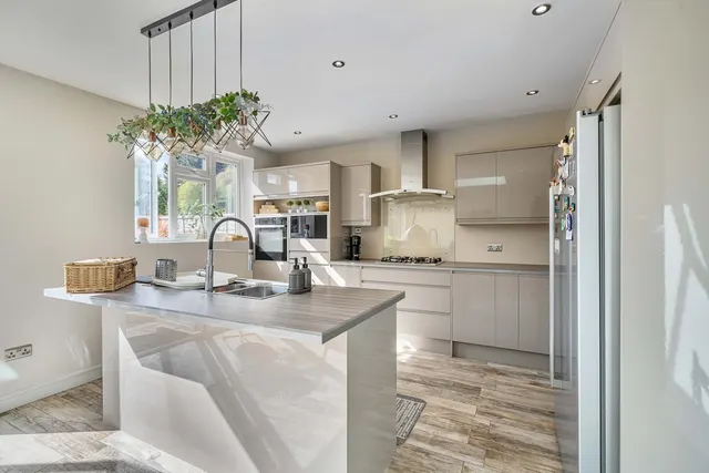 Swakeleys Drive, Ickenham, UB10, photo 2