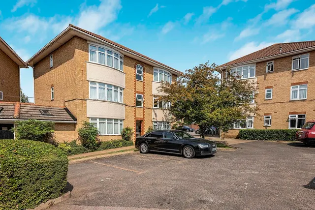 30 Springfield Drive, Ilford, Essex, IG2 6RH, photo 1