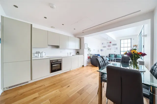 Western Avenue, Perivale, UB6, photo 1