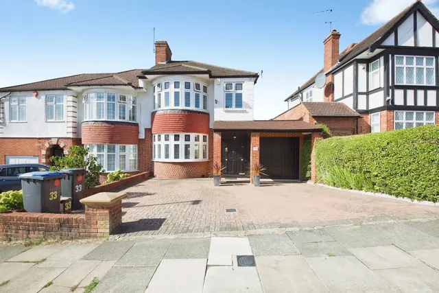South Lodge Drive, London, N14, photo 1