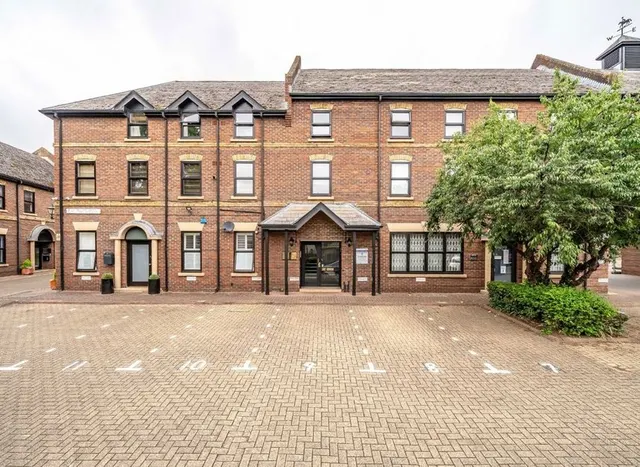 High Street, Hampton, TW12, photo 1