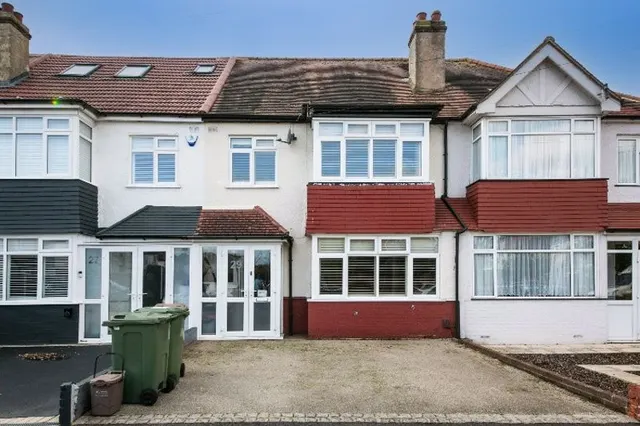 Priory Crescent Cheam, Sutton SM3 8LR, photo 1