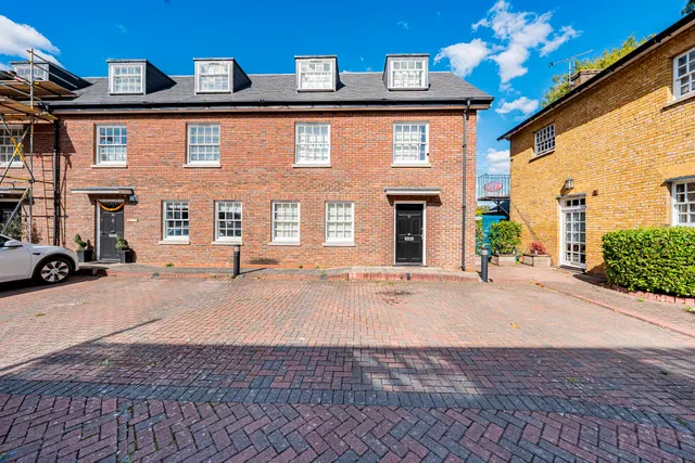 Moorcroft, Harlington Road, UB8, photo 1