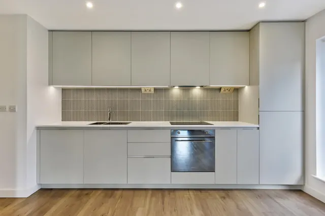 Caversham Road, NW9, photo 2