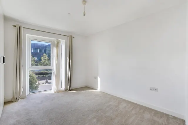 Caversham Road, NW9, photo 3
