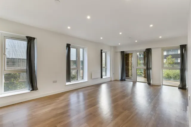 Caversham Road, NW9, photo 1