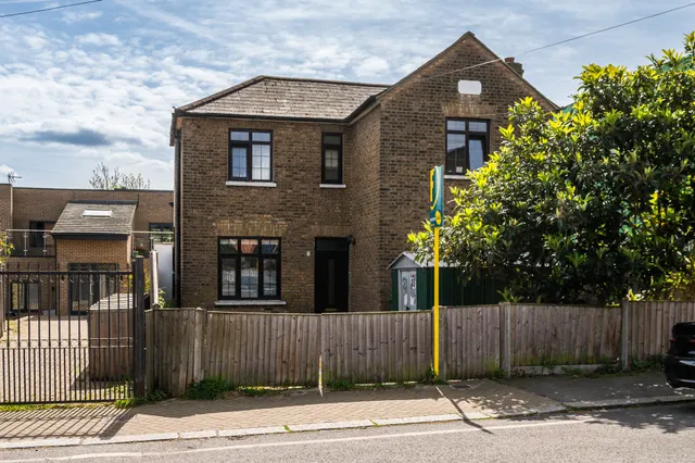 7 Firs Close, London, photo 1