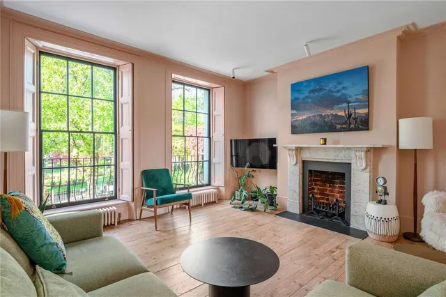 Photo 2 — Thornhill Road, Barnsbury, London, N1 1JU