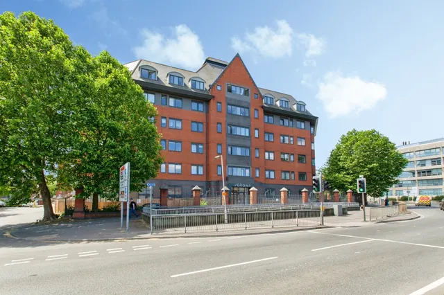 Wellington Street, Slough, SL1, photo 1